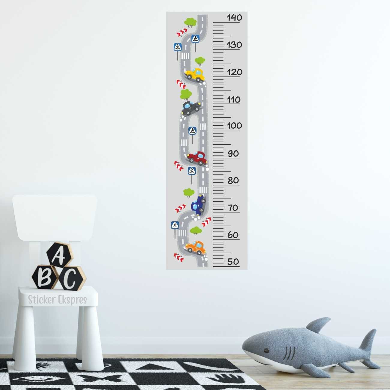 Açık Gri Arka Planlı Arabalar Boy Ölçer Boy Cetveli Duvar Sticker