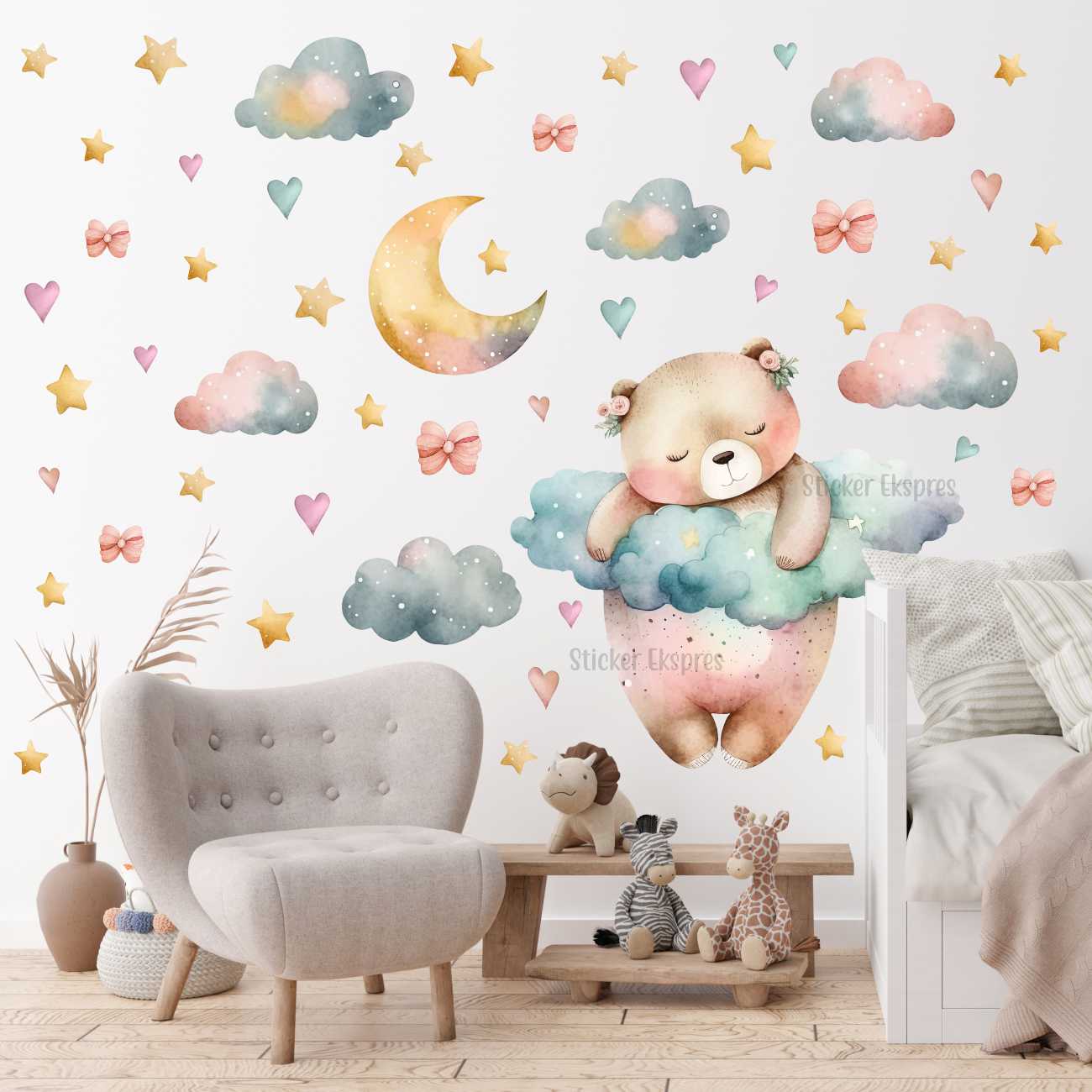 Uyuyan Sevimli Kız Ayıcık Çocuk Odası Duvar Sticker Seti