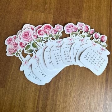 2026 Ahşap Standlı Çiçekli Özel Tasarım Takvim, 2026 Gül Takvim Masaüstü Yılbaşı Yeni Yıl Hediyesi