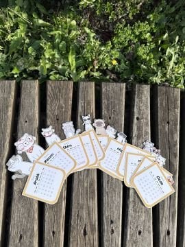 2026 Ahşap Standlı Kedili Özel Tasarım Takvim, 2026 Kedi Takvim Masaüstü Yılbaşı Yeni Yıl Hediyesi