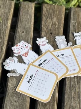 2026 Ahşap Standlı Kedili Özel Tasarım Takvim, 2026 Kedi Takvim Masaüstü Yılbaşı Yeni Yıl Hediyesi