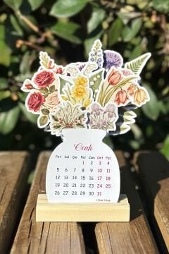 2026 Vintage Çiçekli Ahşap Standlı Özel Tasarım Takvim, 2026 Masaüstü Takvim Yılbaşı Hediyesi