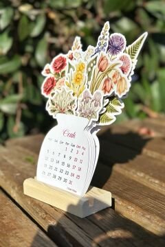 2026 Vintage Çiçekli Ahşap Standlı Özel Tasarım Takvim, 2026 Masaüstü Takvim Yılbaşı Hediyesi