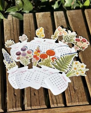 2026 Vintage Çiçekli Ahşap Standlı Özel Tasarım Takvim, 2026 Masaüstü Takvim Yılbaşı Hediyesi