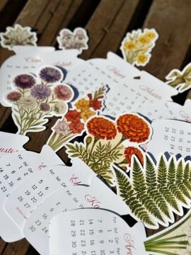 2026 Vintage Çiçekli Ahşap Standlı Özel Tasarım Takvim, 2026 Masaüstü Takvim Yılbaşı Hediyesi