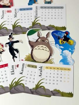 2026 Studio Ghibli Miyazaki Temalı Ahşap Standlı Özel Tasarım Takvim 2026 Masa Takvimi Hediye