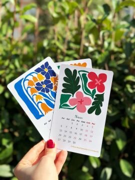 2026 Canlı Renklerde Matisse Çiçekli Ahşap Standlı Özel Tasarım Takvim, 2026 Masaüstü Takvim Hediye