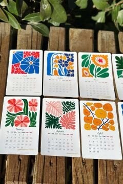 2026 Canlı Renklerde Matisse Çiçekli Ahşap Standlı Özel Tasarım Takvim, 2026 Masaüstü Takvim Hediye