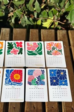 2026 Canlı Renklerde Matisse Çiçekli Ahşap Standlı Özel Tasarım Takvim, 2026 Masaüstü Takvim Hediye