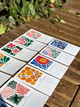 2026 Canlı Renklerde Matisse Çiçekli Ahşap Standlı Özel Tasarım Takvim, 2026 Masaüstü Takvim Hediye