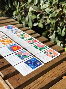 2026 Canlı Renklerde Matisse Çiçekli Ahşap Standlı Özel Tasarım Takvim, 2026 Masaüstü Takvim Hediye