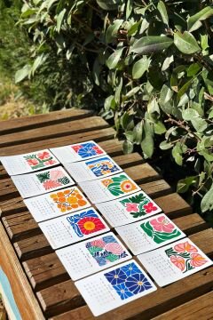 2026 Canlı Renklerde Matisse Çiçekli Ahşap Standlı Özel Tasarım Takvim, 2026 Masaüstü Takvim Hediye