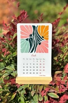2026 Pastel Renklerde Matisse Çiçekli Ahşap Standlı Özel Tasarım Takvim 2026 Masaüstü Takvim Hediye