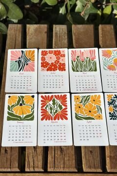 2026 Pastel Renklerde Matisse Çiçekli Ahşap Standlı Özel Tasarım Takvim 2026 Masaüstü Takvim Hediye