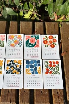 2026 Pastel Renklerde Matisse Çiçekli Ahşap Standlı Özel Tasarım Takvim 2026 Masaüstü Takvim Hediye