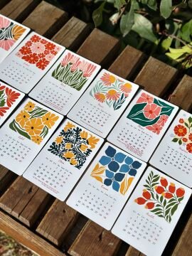 2026 Pastel Renklerde Matisse Çiçekli Ahşap Standlı Özel Tasarım Takvim 2026 Masaüstü Takvim Hediye