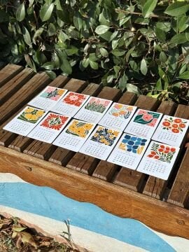 2026 Pastel Renklerde Matisse Çiçekli Ahşap Standlı Özel Tasarım Takvim 2026 Masaüstü Takvim Hediye