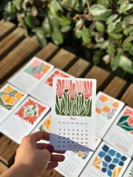 2026 Pastel Renklerde Matisse Çiçekli Ahşap Standlı Özel Tasarım Takvim 2026 Masaüstü Takvim Hediye