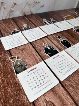 2026 Atatürk Temalı Ahşap Standlı Özel Tasarım Takvim 2026 Masa Takvimi Hediye