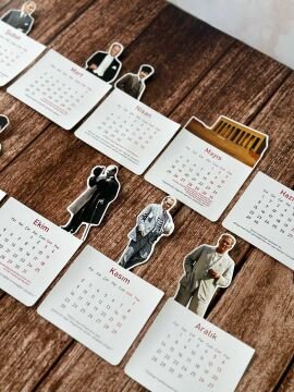 2026 Atatürk Temalı Ahşap Standlı Özel Tasarım Takvim 2026 Masa Takvimi Hediye