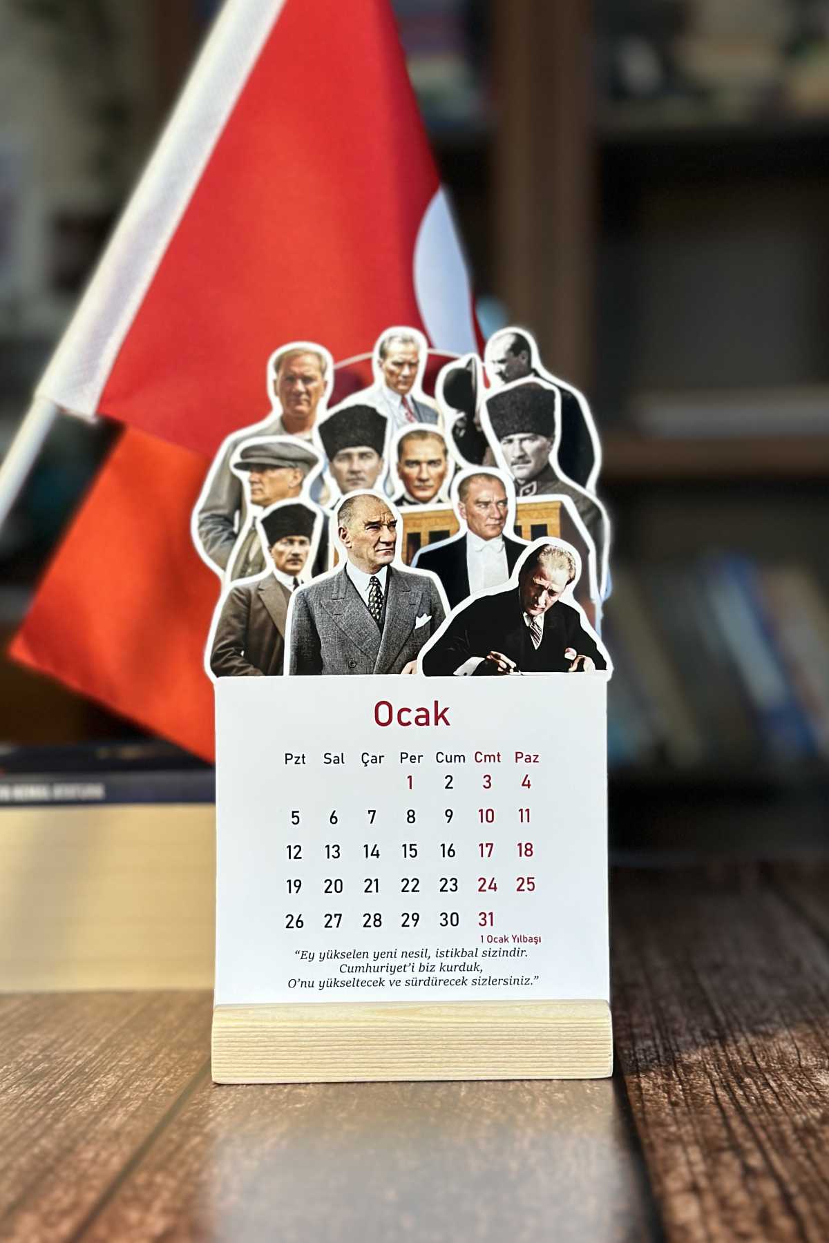 2026 Atatürk Temalı Ahşap Standlı Özel Tasarım Takvim 2026 Masa Takvimi Hediye
