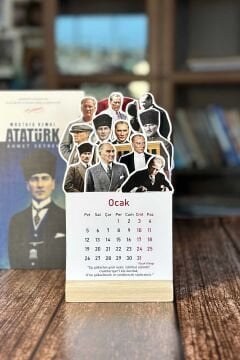 2026 Atatürk Temalı Ahşap Standlı Özel Tasarım Takvim 2026 Masa Takvimi Hediye