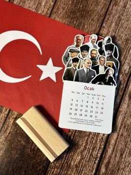 2026 Atatürk Temalı Ahşap Standlı Özel Tasarım Takvim 2026 Masa Takvimi Hediye