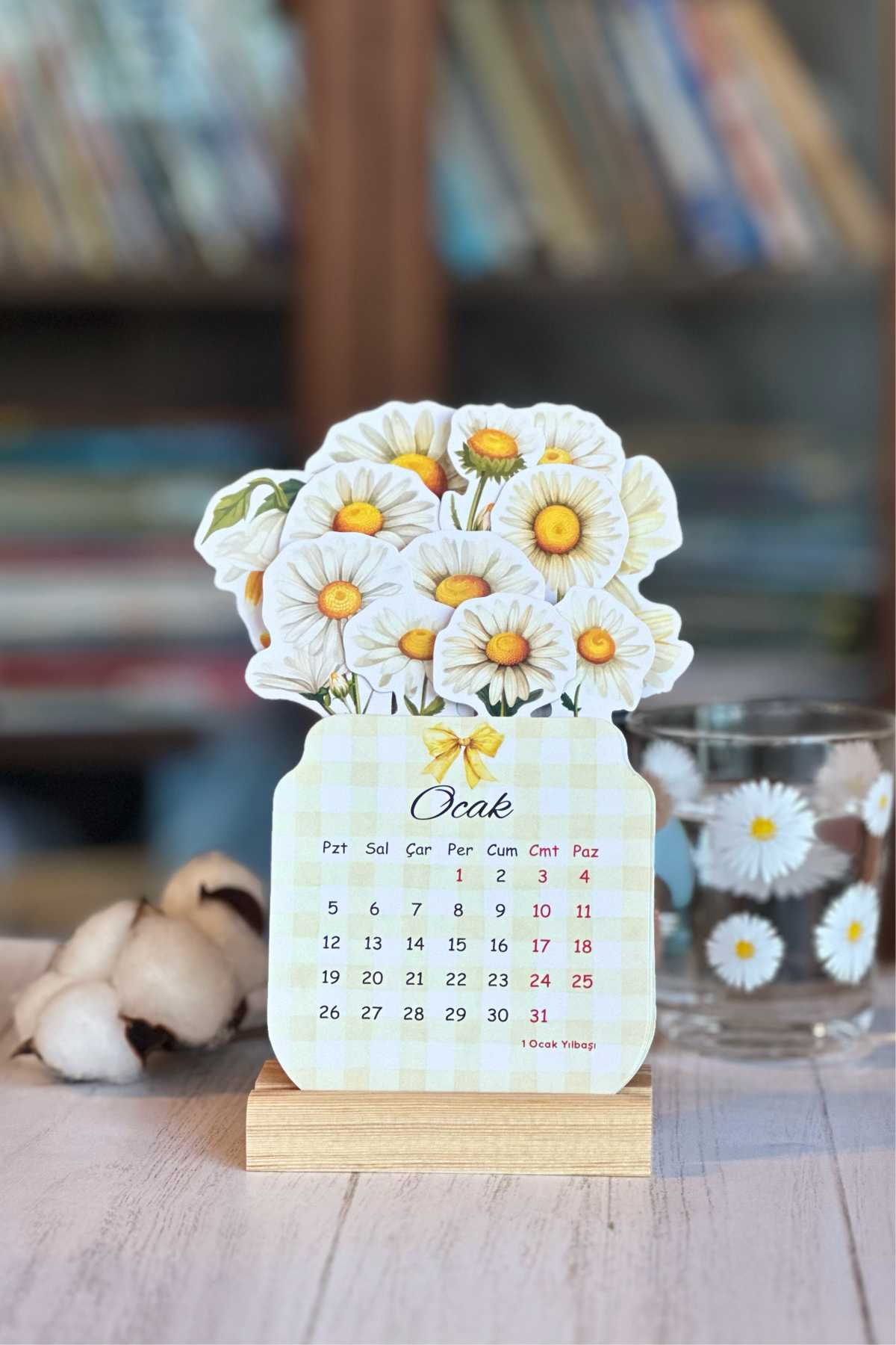 2026 Papatya Desenli Ahşap Standlı Özel Tasarım Takvim Çiçekli Masa Takvimi Hediye