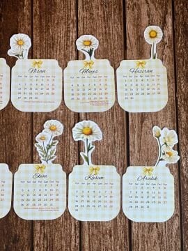 2026 Papatya Desenli Ahşap Standlı Özel Tasarım Takvim Çiçekli Masa Takvimi Hediye