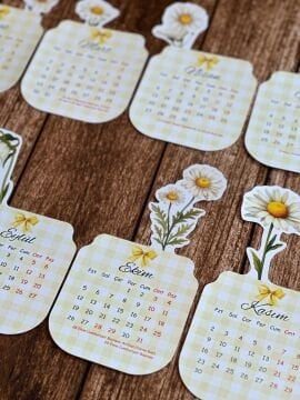 2026 Papatya Desenli Ahşap Standlı Özel Tasarım Takvim Çiçekli Masa Takvimi Hediye