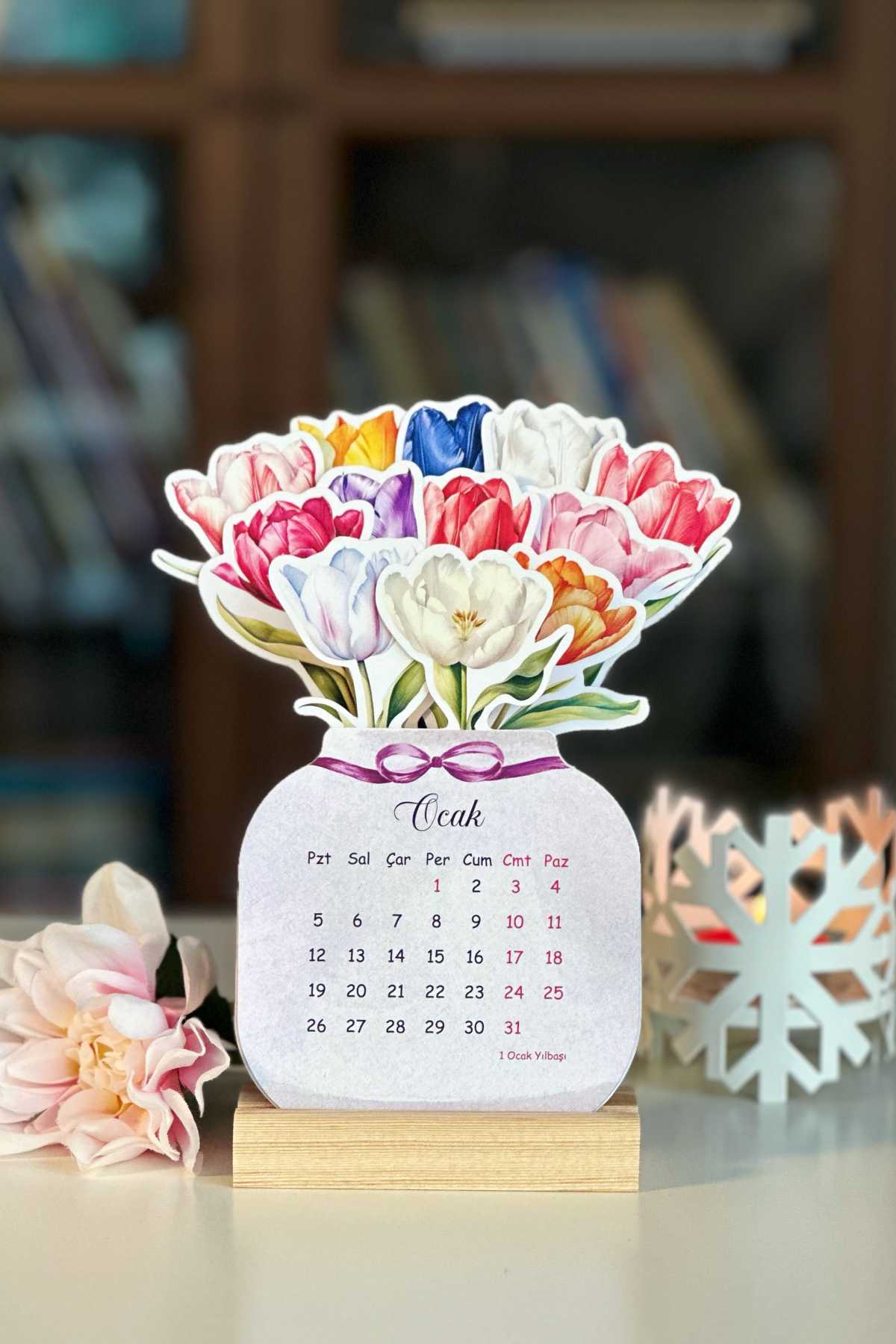 2026 Lale Desenli Ahşap Standlı Özel Tasarım Takvim Çiçekli Masa Takvimi Hediye