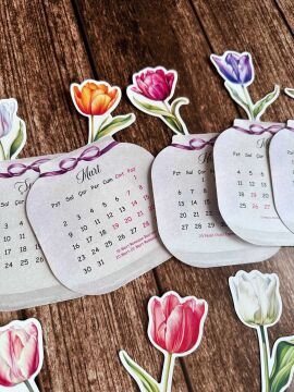 2026 Lale Desenli Ahşap Standlı Özel Tasarım Takvim Çiçekli Masa Takvimi Hediye