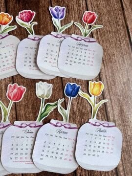 2026 Lale Desenli Ahşap Standlı Özel Tasarım Takvim Çiçekli Masa Takvimi Hediye