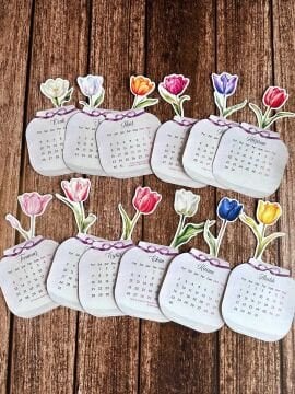 2026 Lale Desenli Ahşap Standlı Özel Tasarım Takvim Çiçekli Masa Takvimi Hediye