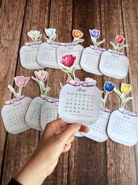 2026 Lale Desenli Ahşap Standlı Özel Tasarım Takvim Çiçekli Masa Takvimi Hediye