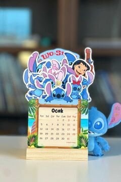 2026 Stitch Temalı Ahşap Standlı Özel Tasarım Takvim Masa Takvimi Hediye
