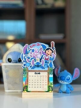2026 Stitch Temalı Ahşap Standlı Özel Tasarım Takvim Masa Takvimi Hediye