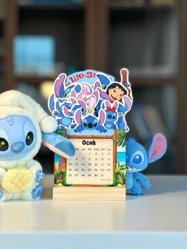 2026 Stitch Temalı Ahşap Standlı Özel Tasarım Takvim Masa Takvimi Hediye