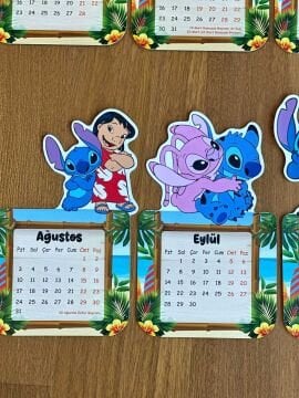 2026 Stitch Temalı Ahşap Standlı Özel Tasarım Takvim Masa Takvimi Hediye