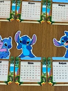 2026 Stitch Temalı Ahşap Standlı Özel Tasarım Takvim Masa Takvimi Hediye