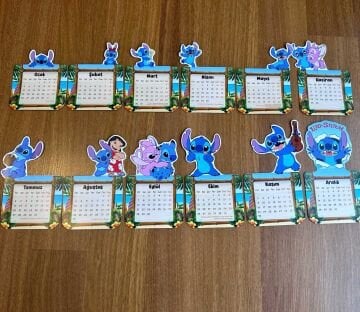 2026 Stitch Temalı Ahşap Standlı Özel Tasarım Takvim Masa Takvimi Hediye