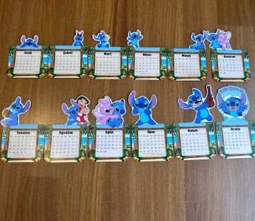 2026 Stitch Temalı Ahşap Standlı Özel Tasarım Takvim Masa Takvimi Hediye