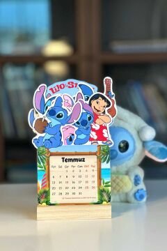 2026 Stitch Temalı Ahşap Standlı Özel Tasarım Takvim Masa Takvimi Hediye
