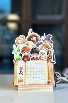 2026 Harry Potter Temalı Ahşap Standlı Özel Tasarım Takvim Masa Takvimi Hediye