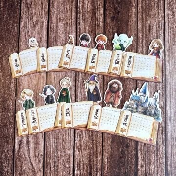 2026 Harry Potter Temalı Ahşap Standlı Özel Tasarım Takvim Masa Takvimi Hediye