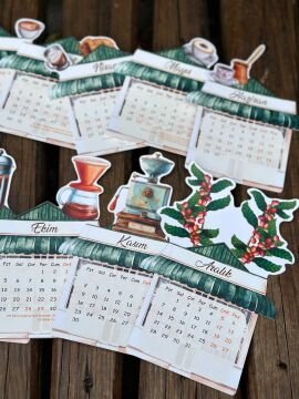 2026 Kahve Temalı Ahşap Standlı Özel Tasarım Takvim Masa Takvimi Yılbaşı Hediyesi