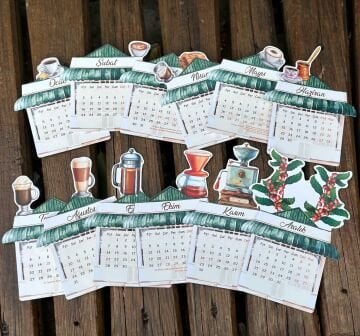 2026 Kahve Temalı Ahşap Standlı Özel Tasarım Takvim Masa Takvimi Yılbaşı Hediyesi