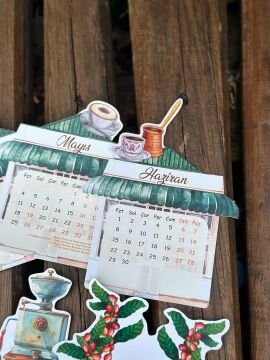 2026 Kahve Temalı Ahşap Standlı Özel Tasarım Takvim Masa Takvimi Yılbaşı Hediyesi