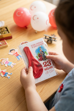 23 Nisan Çocuk Bayramı Hediyesi 10 Adet Kartlı 23 Nisan Baskılı Balon Kırmızı Beyaz