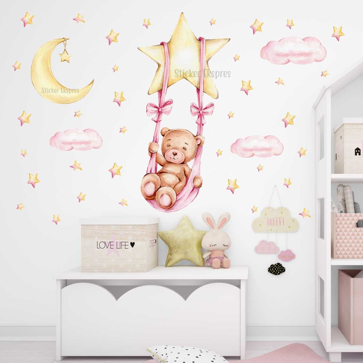 Yıldızda Sallanan Kız Ayıcık Duvar Sticker Seti